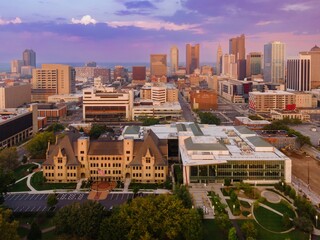 Obraz premium High-angle view of Columbus, OH cityscape at dawn, featuring Cristy Columbus High School and surrounding urban development. DOWNTOWN, COLUMBUS, OHIO, UNITED STATES
