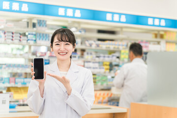 スマホを持つ薬剤師の女性（お薬手帳・アプリ・処方箋・モバイル）
