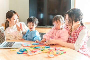 英語パズルで遊ぶ園児の男の子女の子（英才教育・知育・英語学習）
