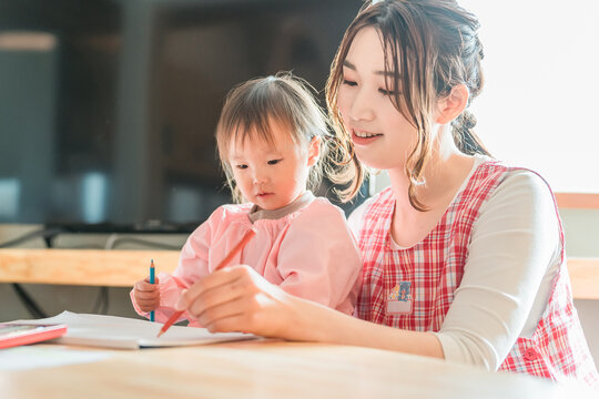 お絵描きする保育園・幼稚園・託児所・保育所で働く保育士・保母さん・ベビーシッター
