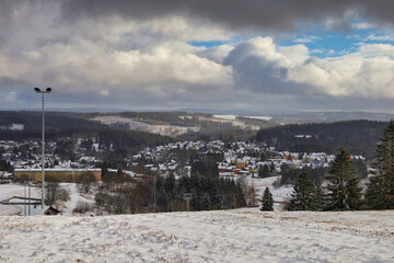 Obraz premium Skigebiet Winterwelt, Ski fahren in Schmiedefeld am Rennsteig, Stadt Suhl, Thüringen, Deutschland