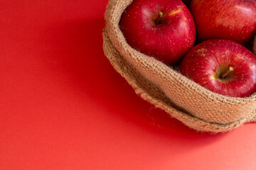 赤背景に美味しそうなリンゴ