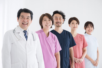 ドクターや看護師の楽しそうな転職成功などに笑顔のカメラ目線