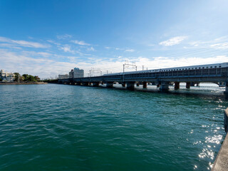 浜名湖の弁天島を通過する東海道新幹線