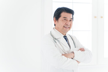 白衣の男性医師