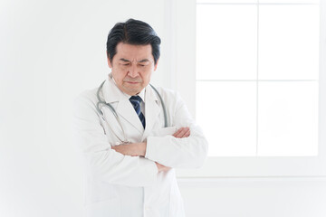 考える白衣の男性医師