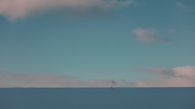 青い雪原と青空