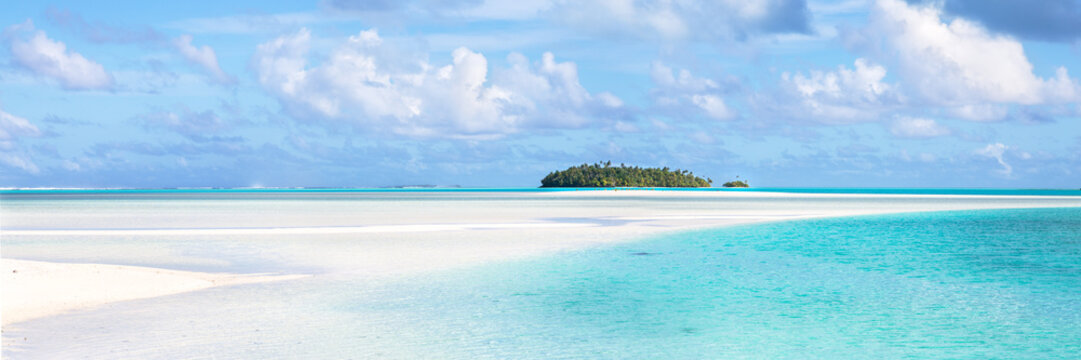 Panoramic of sandbank in the lagoon of a tropical island, Aitutaki, Cook Islands