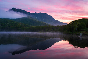 夜明けの戸隠山・鏡池