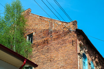 End of a brick residential low-rise building
