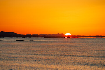 茅ヶ崎海岸の日出, 烏帽子岩と鋸山