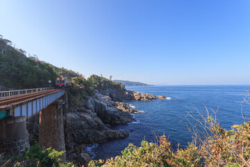 朝日が陰影をつくる青浦鉄橋と日本海