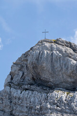 Gipfelkreuz auf der westlichen Karwendelspitze, Karwendelgebirge, Mittenwald, Werdenfelser Land, Oberbayern, Bayern, Deutschland, Europa