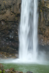 滝壷の水しぶき