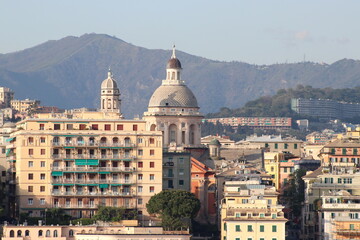 Obraz premium panorama sur le port et la ville de Gênes en Italie