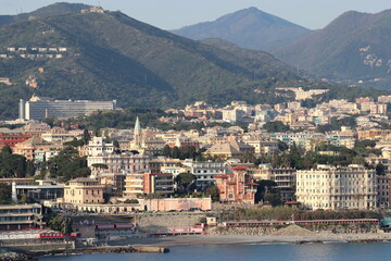 c&ocirc;te de la ligurie en sortie du port de G&ecirc;nes en Italie