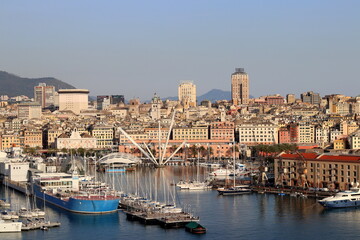 panorama sur le port et la ville de Gênes en Italie