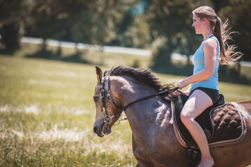 Obraz premium Mädchen mit Pferd
