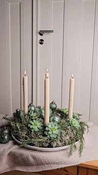 Adventskranz Kerzen anz&uuml;nden, moderner Kranz im Advent mit Kerzen, Adventskerzen anz&uuml;nden, Dekoration Weihnachten
