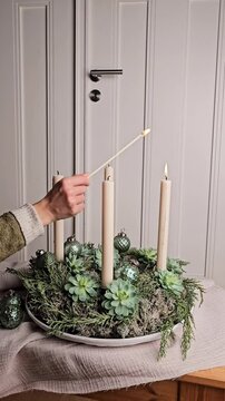 Adventskranz Kerzen anz&uuml;nden, moderner Kranz im Advent mit Kerzen, Adventskerzen anz&uuml;nden, Dekoration Weihnachten

