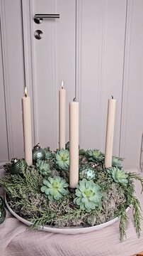 Adventskranz Kerzen anz&uuml;nden, moderner Kranz im Advent mit Kerzen, Adventskerzen anz&uuml;nden, Dekoration Weihnachten
