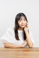 机に座り肘をついてこちらを見ている綺麗な女性