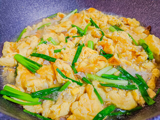 Thai omelet soup with minced pork.