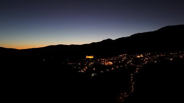 Pueblo desde drone, noche