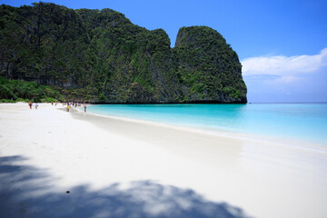 Fototapeta premium Beach with clean white sand at Maya Bay
