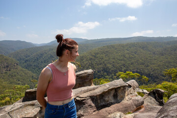 Naklejka premium beauty, friendly, happy, earthy, smile, imperfect, casual, natural connection, honest, sunny, vibrant, natural, natural light, real, greenery, background, charming, tranquility, outdoorsy, stone steps