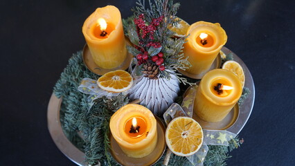 Adventskranz mit vier brennenden Kerzen