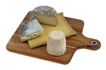 Assortiment de fromages français sur une planche à découper en bois vue de dessus en gros plan sur fond blanc