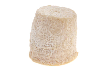 Fromage français de chèvre Chabichou du Poitou en gros plan sur fond blanc