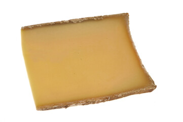 Morceau de fromage français Beaufort en gros plan sur fond blanc.