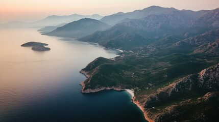 Obraz premium Stunning coastal view at sunrise over mountains.