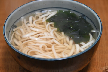 手作りの温かいわかめうどん　日本の家庭料理