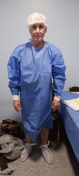Hombre mayor, espera para ir al quir&oacute;fano vestido con COFIA 