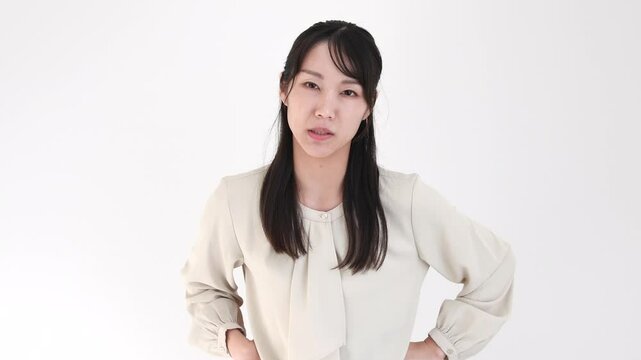 怒っている私服姿のアジア人の若い女性