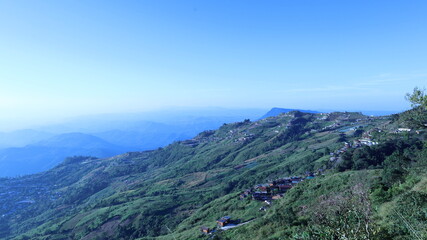 Naklejka premium Beautiful Phu Thap Berk Mountain View. Good morning atmosphere on Phu Thap Berk with mountain ranges gradients with fog and sky in Phetchabun Province, Thailand. Selective focus