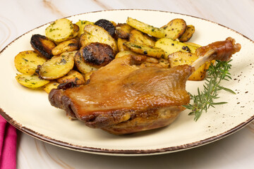 cuisse de canard confite et pommes de terre sarladaises