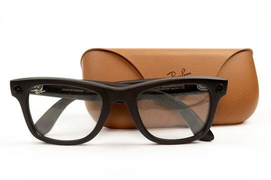 lunette connect&eacute;e ray ban meta, isol&eacute;e sur un fond blanc