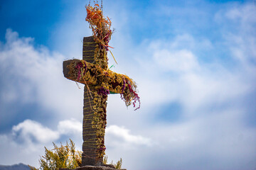 Obraz premium Floral cross at Mirador del Condor in Colca Canyon Peru surrounded by Andean natural scenery