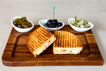 Turkish karisik atom kare  tost ( kasarli bazlama tost) . Sucuklu, Kasarli,  cheddarli, kavurmali...
