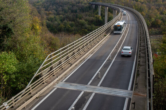 le viaduc de la Chiers pr&egrave;s de Longwy, circulation routi&egrave;re avec des camions des voitures et des autobus au fond la vall&eacute;e avec les arbres en automne