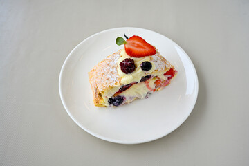 Close-up of homemade mug cakes with protein topping. Tek kisilik, adet yas pasta. Red velvet, Profiterol, meyveli, krokanli, frambuazli,  cikolatali yas pasta. Dogum gunu pastasi. Cilekli, frambuazli.