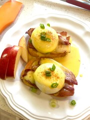 Eggs benedict