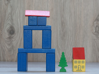 Bunte Holzbausteine mit großen Turm