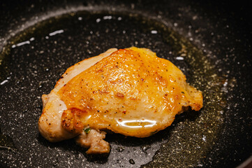 フライパンで焼く味付け鶏モモ肉