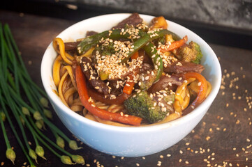 Yakisoba na mesa de madeira