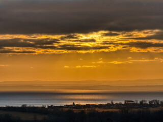 Sonnenuntergang über dem Neusiedler See. Aufgenommen vom Kalvarienberg in Neusiedl